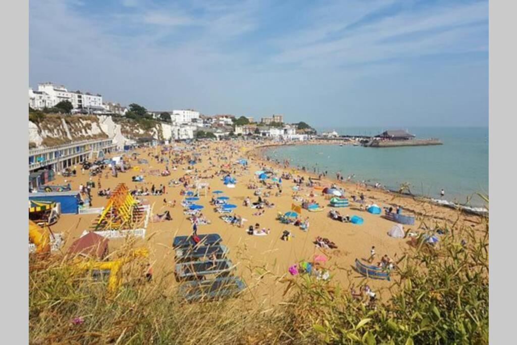 Stylish holiday let in central Broadstairs Appartement Buitenkant foto