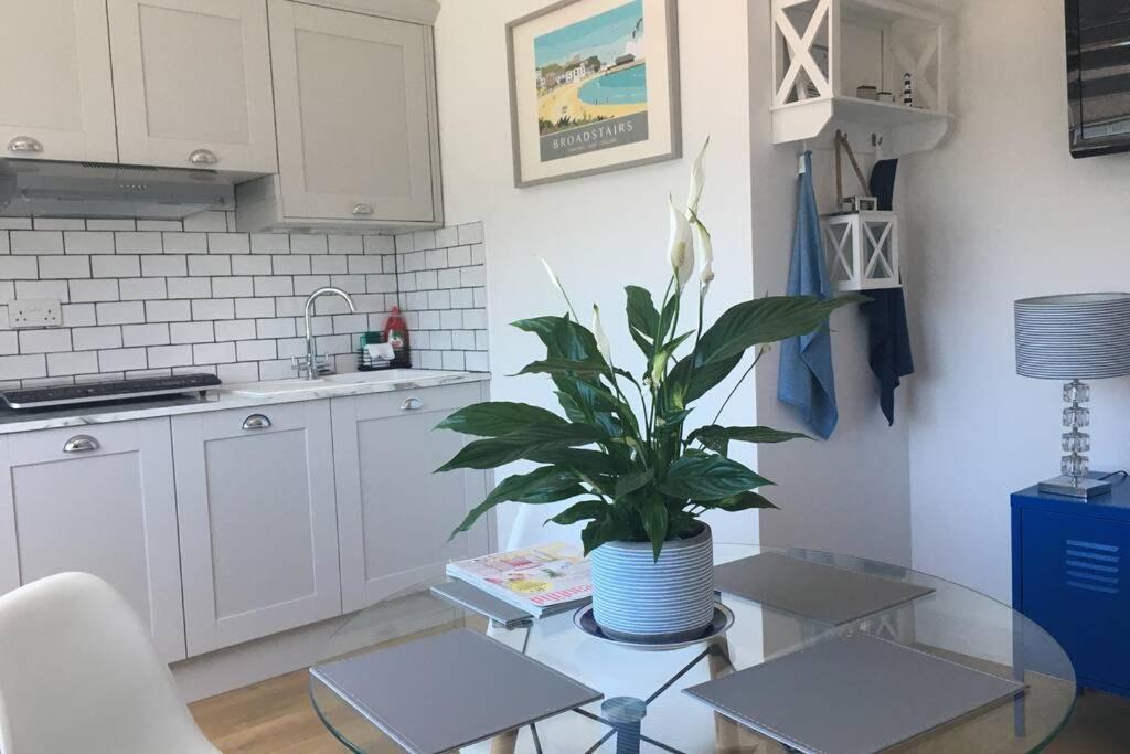 Stylish holiday let in central Broadstairs Appartement Buitenkant foto